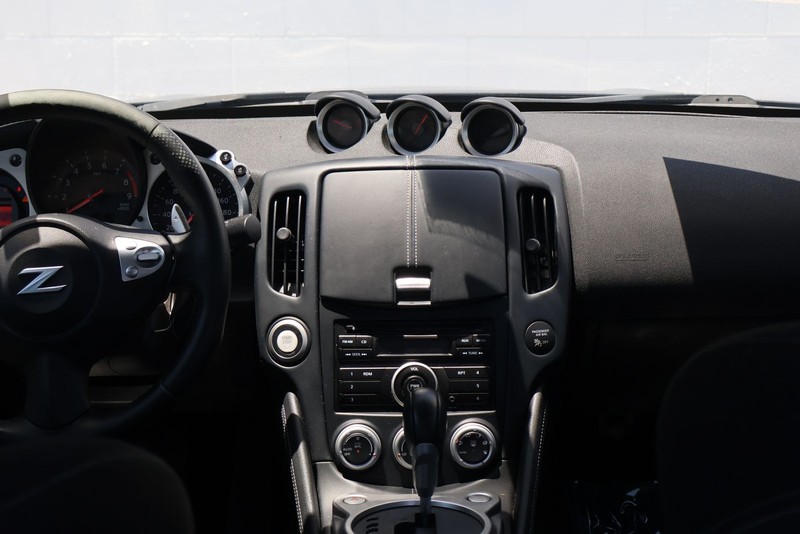 Nissan 370Z Vehicle Full-screen Gallery Image 25