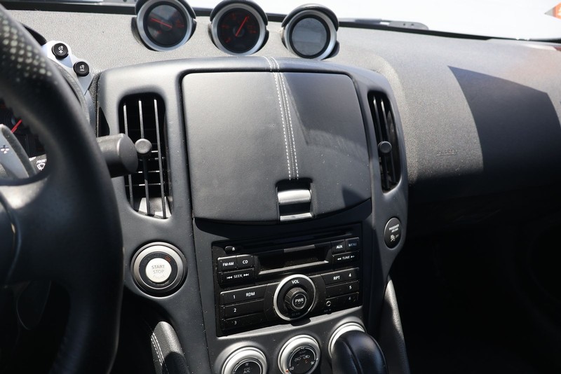 Nissan 370Z Vehicle Full-screen Gallery Image 26