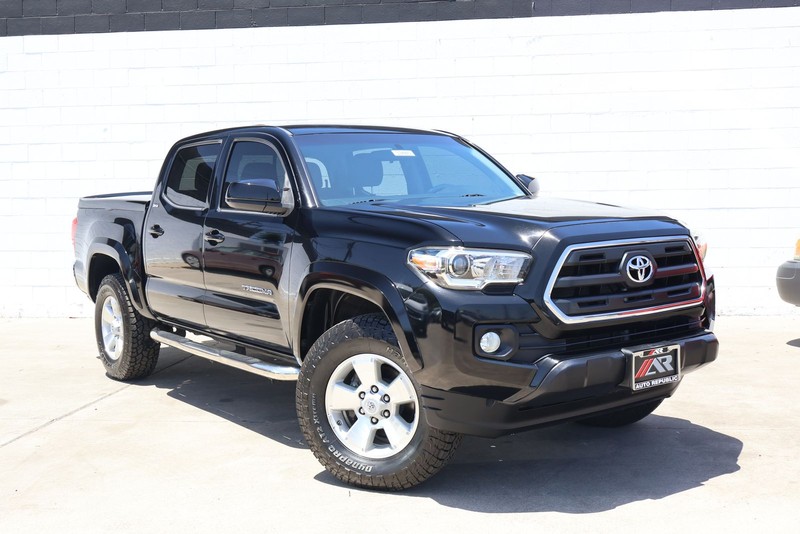 Toyota Tacoma Vehicle Full-screen Gallery Image 01