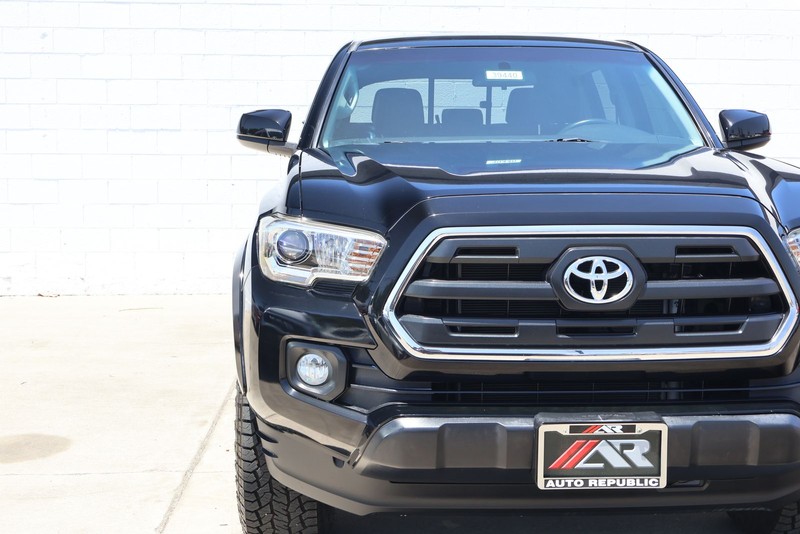 Toyota Tacoma Vehicle Full-screen Gallery Image 03
