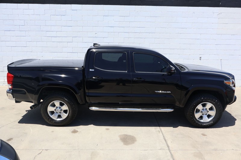 Toyota Tacoma Vehicle Full-screen Gallery Image 04