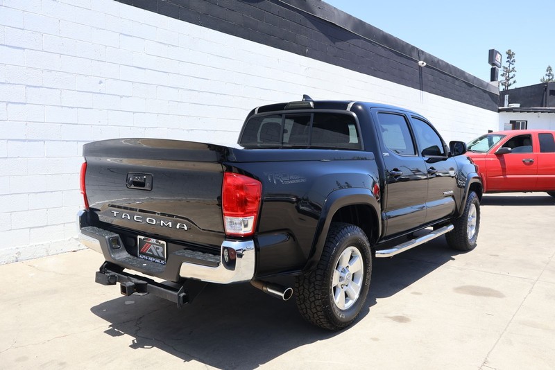 Toyota Tacoma Vehicle Full-screen Gallery Image 05
