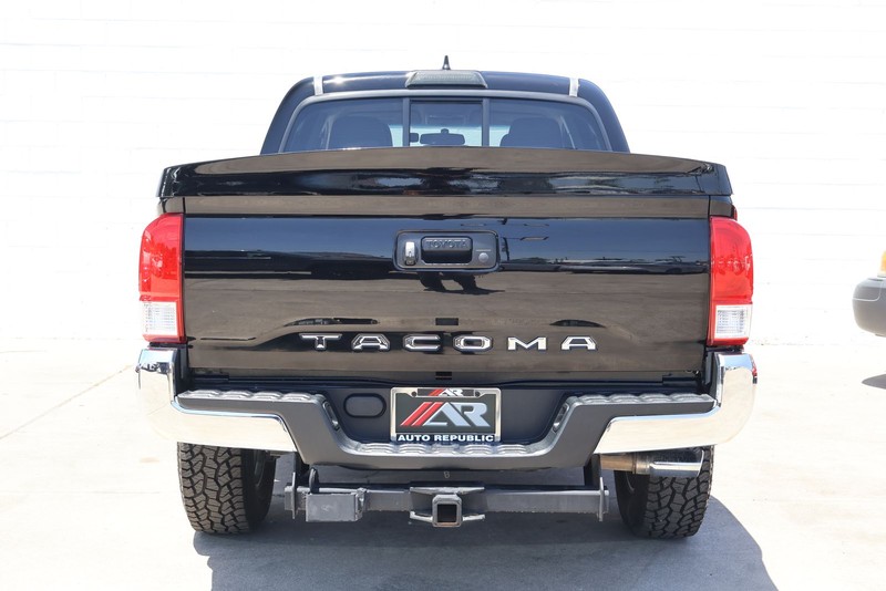 Toyota Tacoma Vehicle Full-screen Gallery Image 06