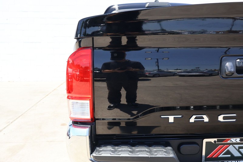 Toyota Tacoma Vehicle Full-screen Gallery Image 07