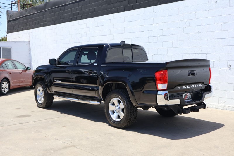 Toyota Tacoma Vehicle Full-screen Gallery Image 08