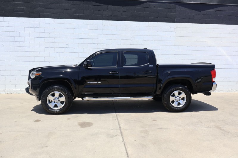 Toyota Tacoma Vehicle Full-screen Gallery Image 09