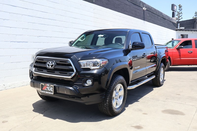 Toyota Tacoma Vehicle Full-screen Gallery Image 10
