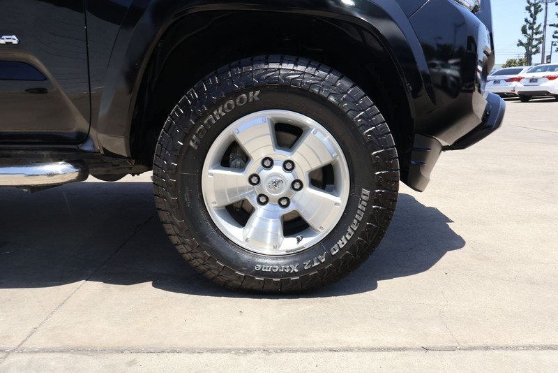 Toyota Tacoma Vehicle Full-screen Gallery Image 12