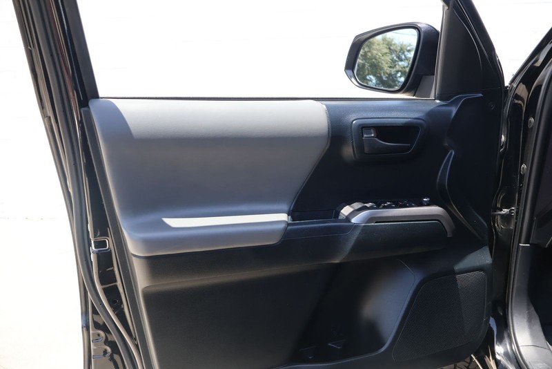 Toyota Tacoma Vehicle Full-screen Gallery Image 13