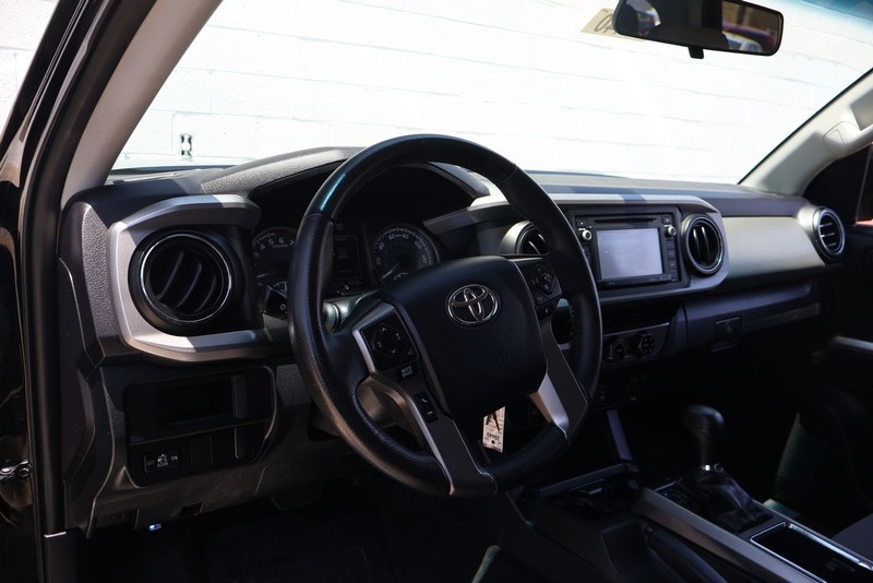 Toyota Tacoma Vehicle Full-screen Gallery Image 14
