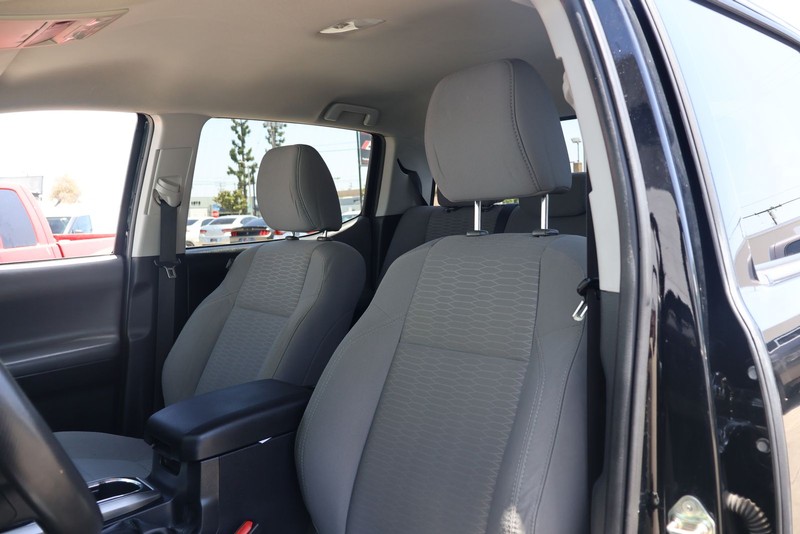 Toyota Tacoma Vehicle Full-screen Gallery Image 15