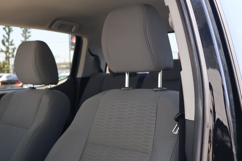 Toyota Tacoma Vehicle Full-screen Gallery Image 16