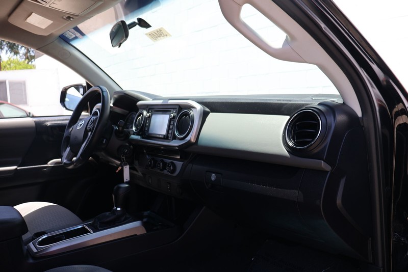 Toyota Tacoma Vehicle Full-screen Gallery Image 17