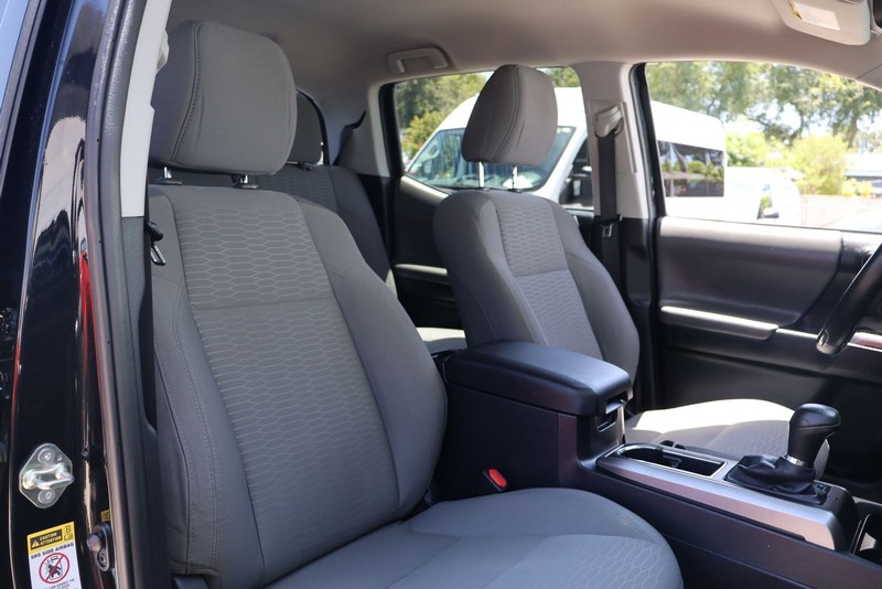 Toyota Tacoma Vehicle Full-screen Gallery Image 18