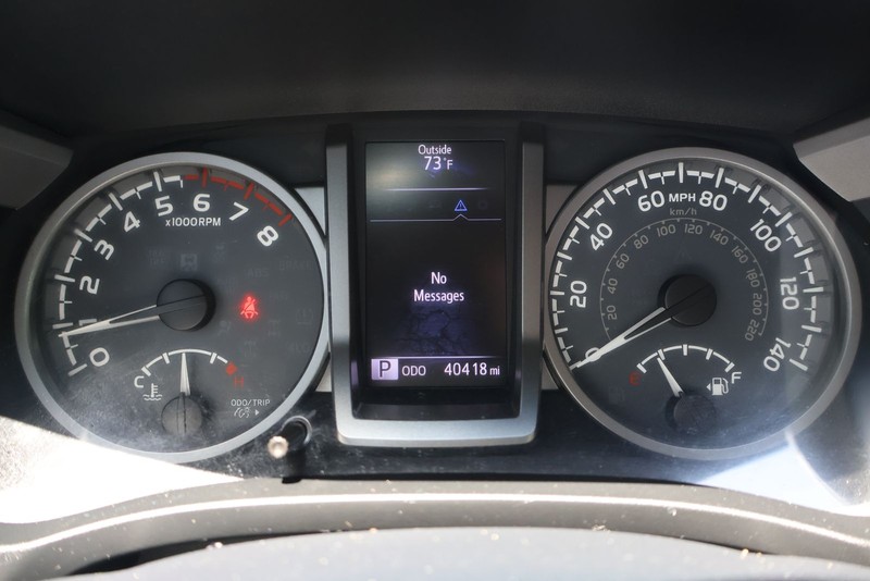 Toyota Tacoma Vehicle Full-screen Gallery Image 21