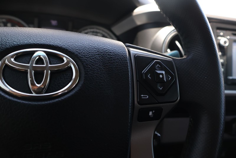 Toyota Tacoma Vehicle Full-screen Gallery Image 24