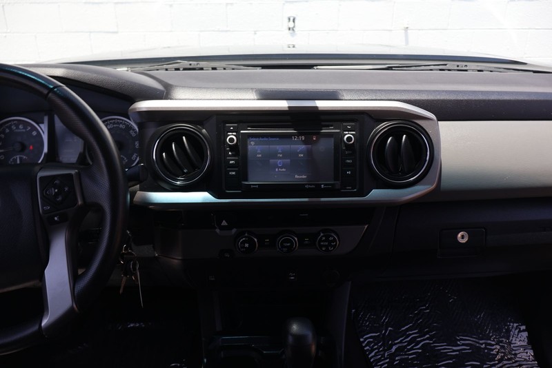 Toyota Tacoma Vehicle Full-screen Gallery Image 25