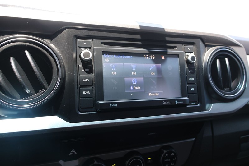 Toyota Tacoma Vehicle Full-screen Gallery Image 26