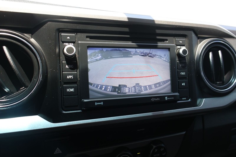 Toyota Tacoma Vehicle Full-screen Gallery Image 27
