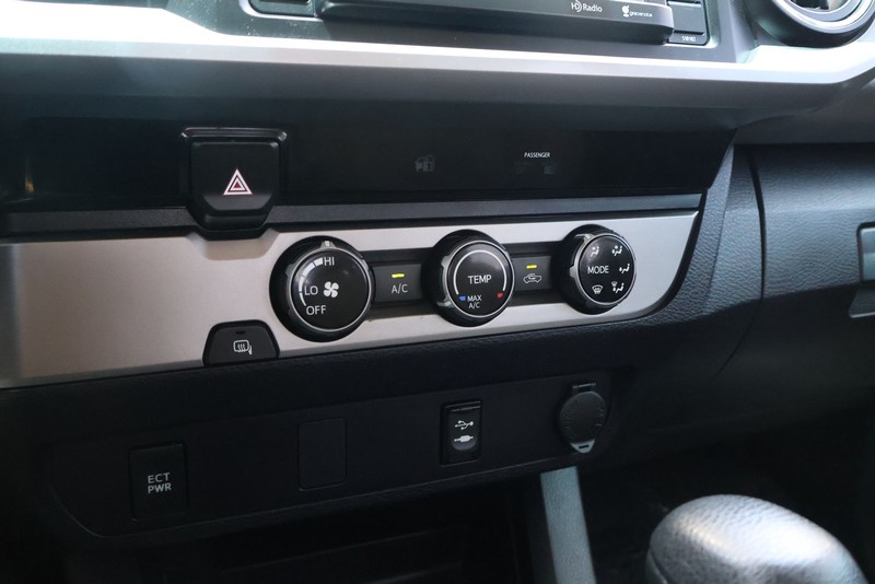 Toyota Tacoma Vehicle Full-screen Gallery Image 28