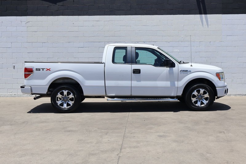 Ford F-150 Vehicle Full-screen Gallery Image 01