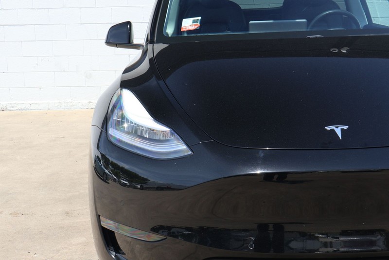 Tesla Model Y Vehicle Full-screen Gallery Image 03