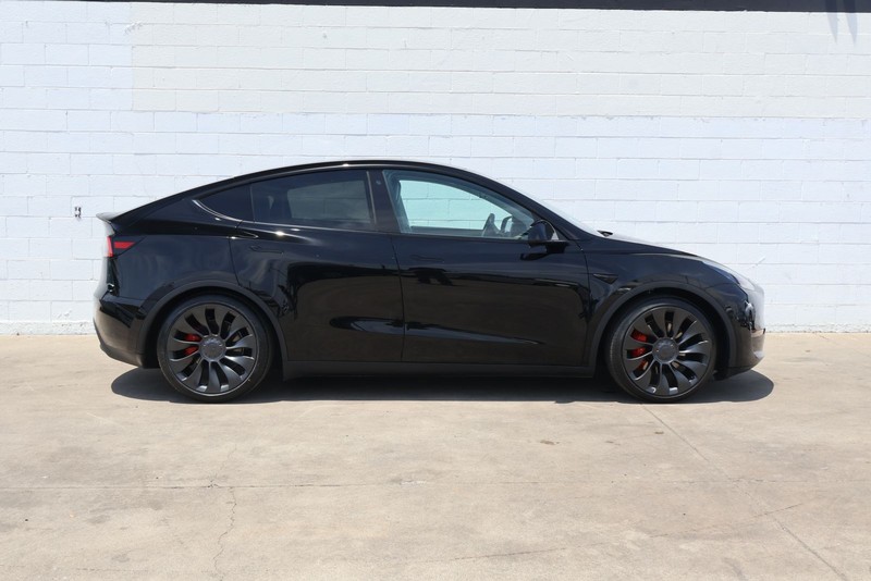 Tesla Model Y Vehicle Full-screen Gallery Image 04