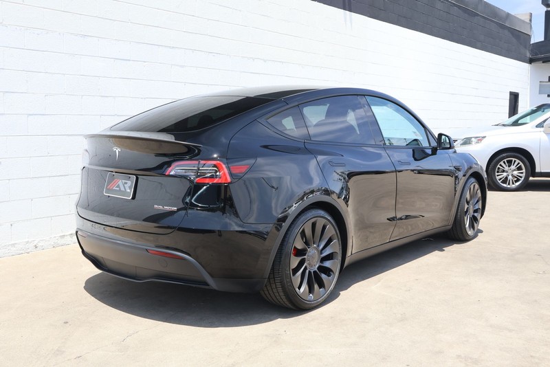 Tesla Model Y Vehicle Full-screen Gallery Image 05