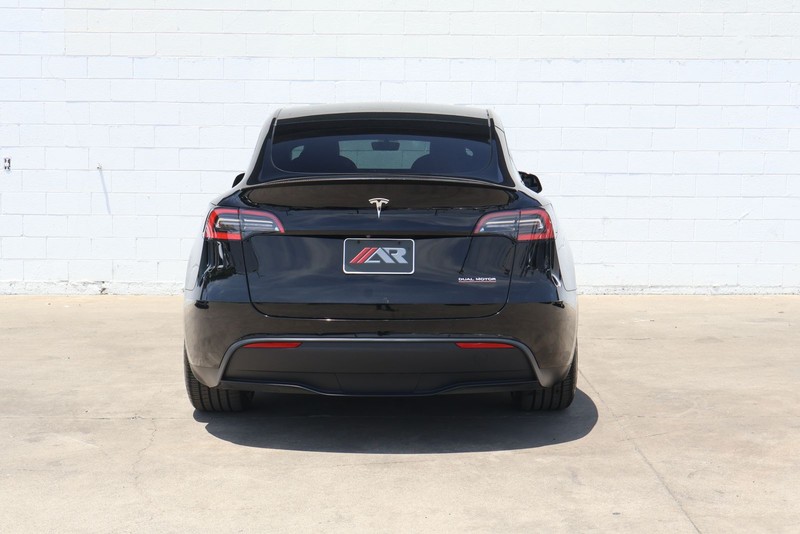 Tesla Model Y Vehicle Full-screen Gallery Image 06