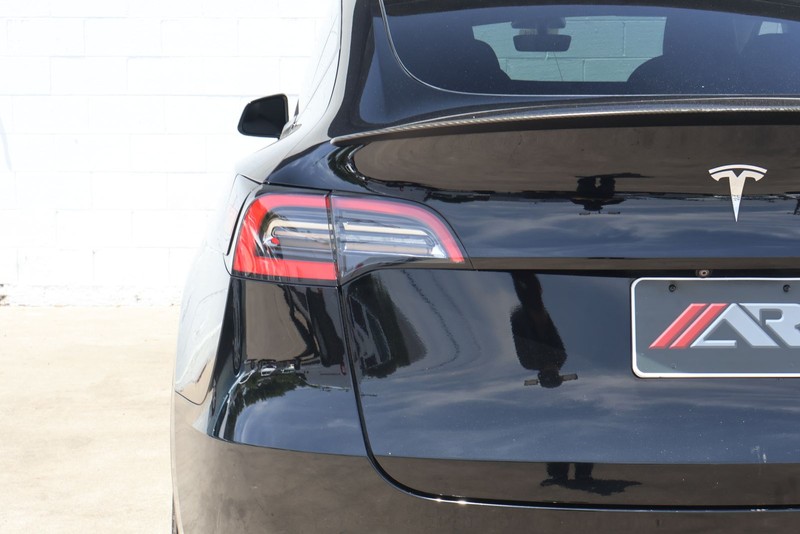 Tesla Model Y Vehicle Full-screen Gallery Image 07