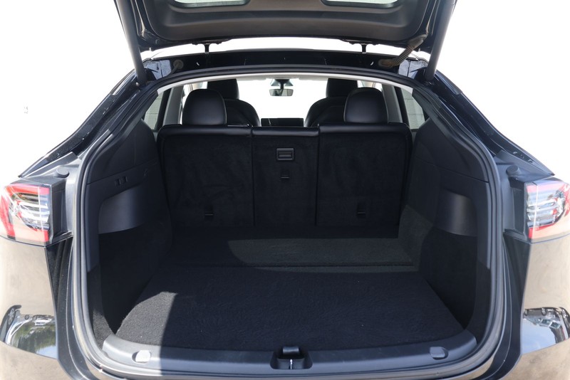 Tesla Model Y Vehicle Full-screen Gallery Image 08