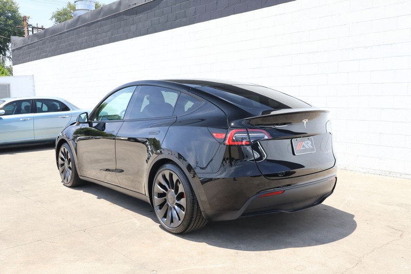 Tesla Model Y Vehicle Full-screen Gallery Image 09
