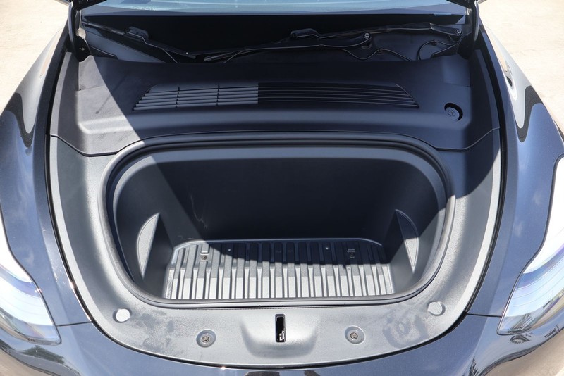 Tesla Model Y Vehicle Full-screen Gallery Image 12
