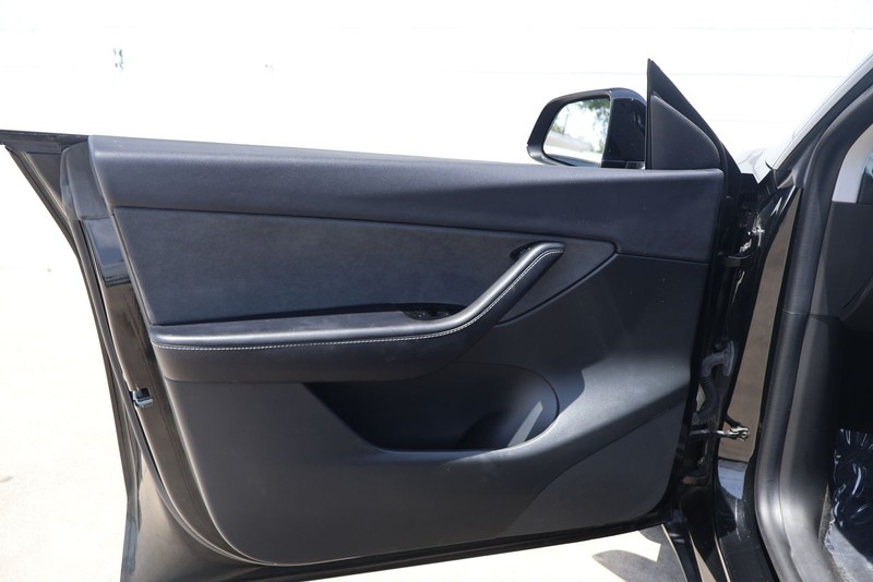 Tesla Model Y Vehicle Full-screen Gallery Image 14