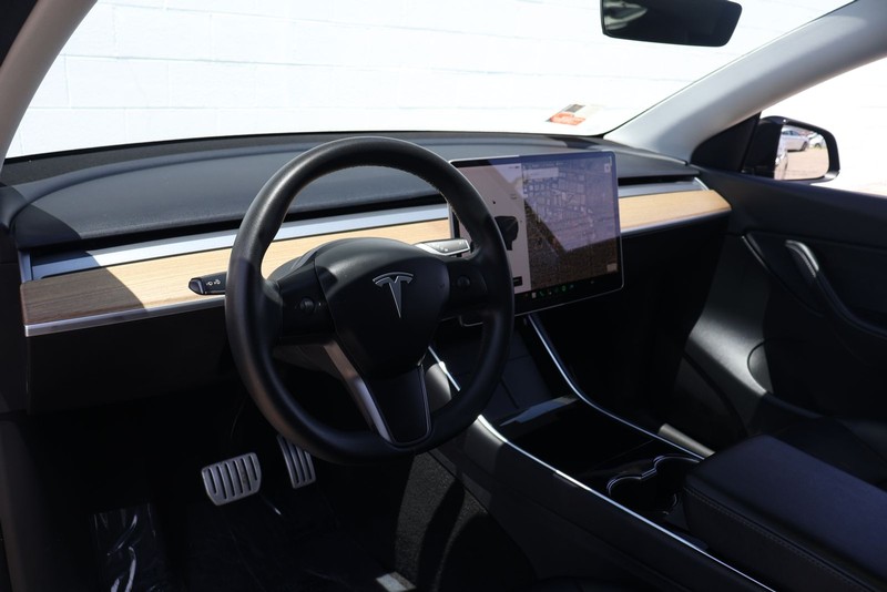 Tesla Model Y Vehicle Full-screen Gallery Image 15