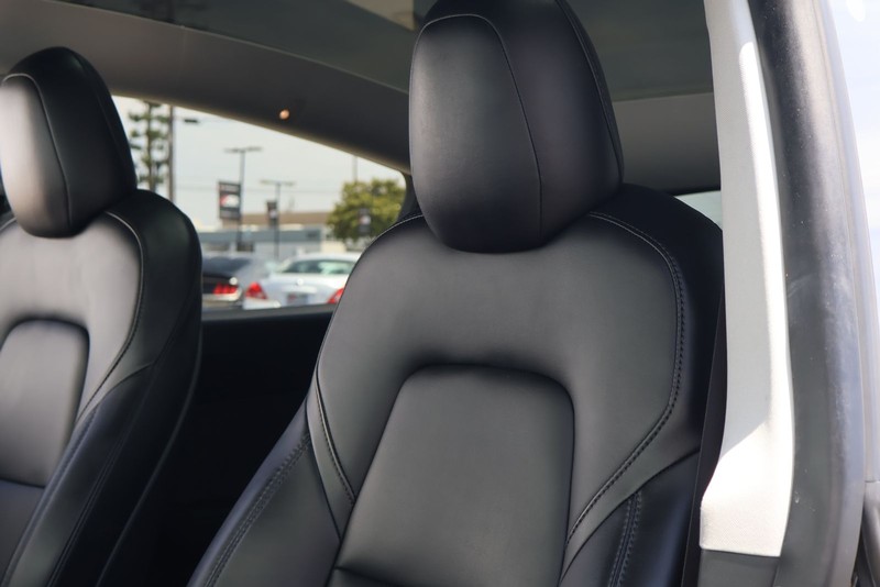 Tesla Model Y Vehicle Full-screen Gallery Image 17