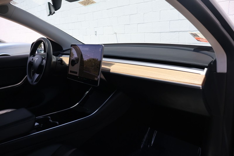 Tesla Model Y Vehicle Full-screen Gallery Image 18