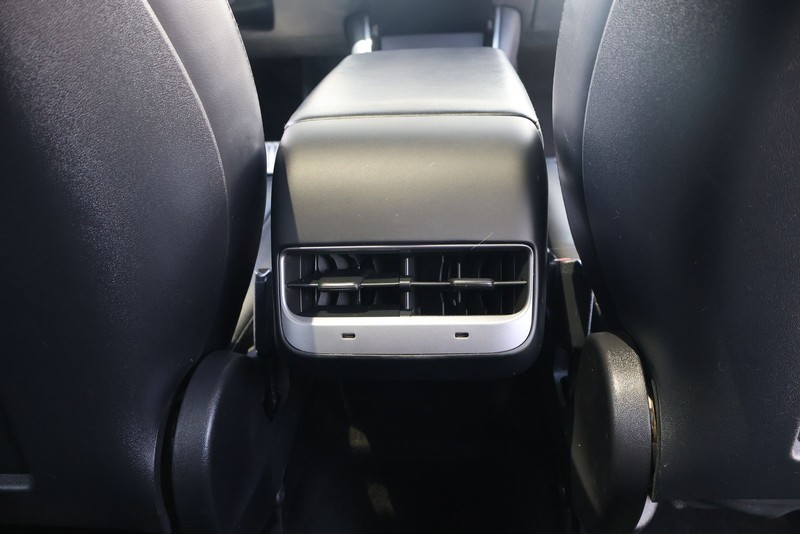 Tesla Model Y Vehicle Full-screen Gallery Image 20