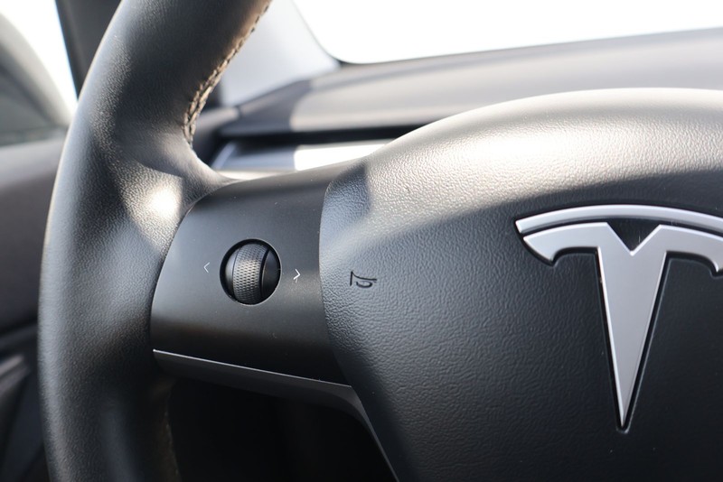 Tesla Model Y Vehicle Full-screen Gallery Image 24