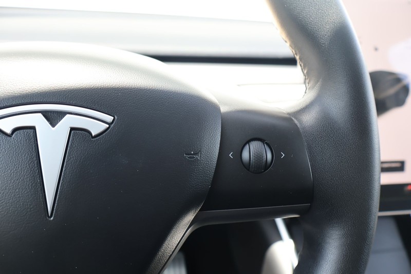 Tesla Model Y Vehicle Full-screen Gallery Image 25