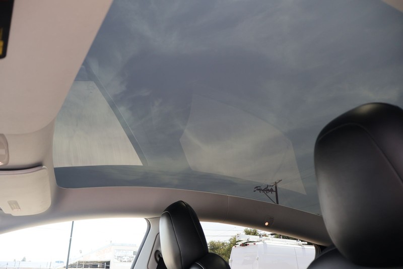 Tesla Model Y Vehicle Full-screen Gallery Image 29