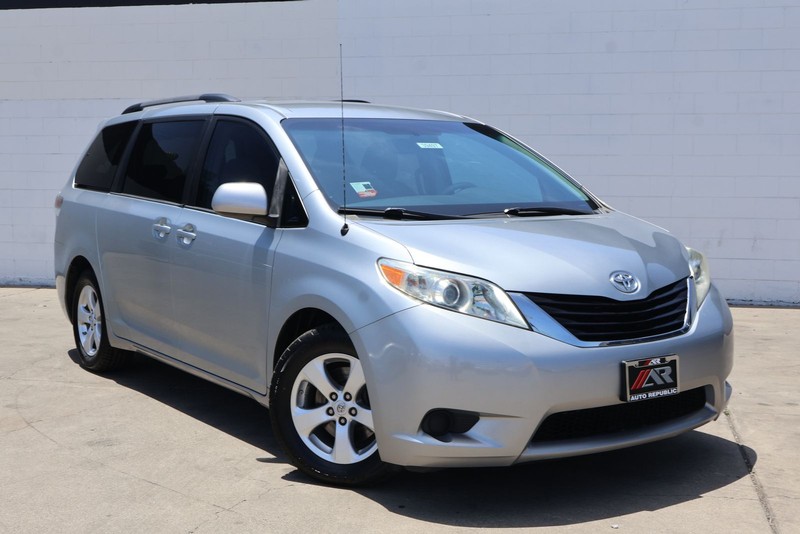 Toyota Sienna Vehicle Full-screen Gallery Image 01