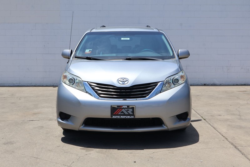 Toyota Sienna Vehicle Full-screen Gallery Image 02