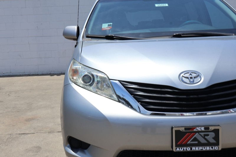 Toyota Sienna Vehicle Full-screen Gallery Image 03