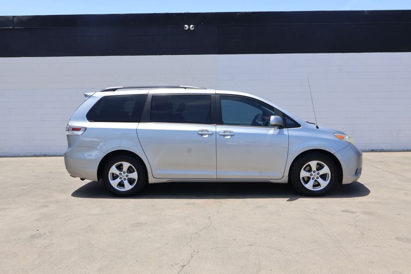 Toyota Sienna Vehicle Full-screen Gallery Image 04