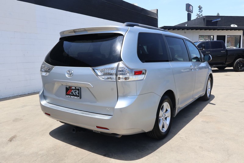 Toyota Sienna Vehicle Full-screen Gallery Image 05