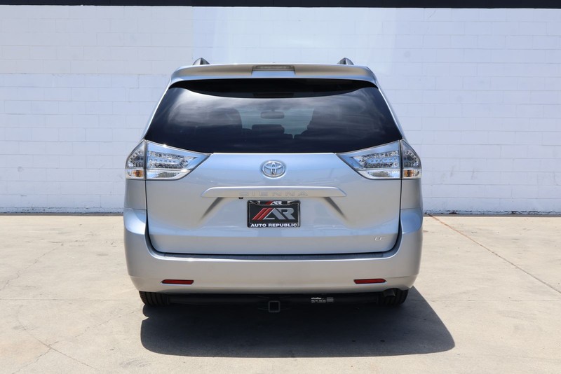 Toyota Sienna Vehicle Full-screen Gallery Image 06