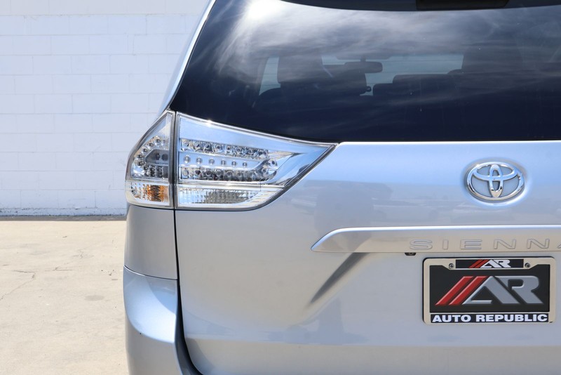 Toyota Sienna Vehicle Full-screen Gallery Image 07