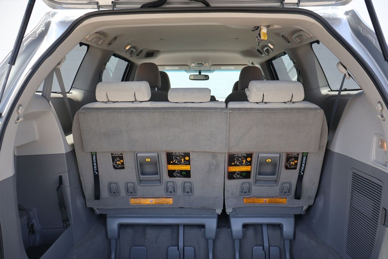Toyota Sienna Vehicle Full-screen Gallery Image 08