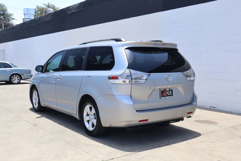 Toyota Sienna Vehicle Full-screen Gallery Image 09